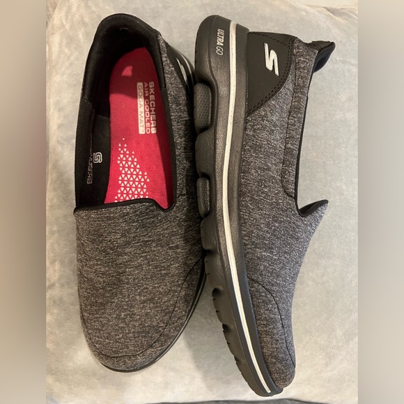Skechers GOwalk 5 lightweight, responsive walking slip ons. Machine washable. - Picture 2 of 6